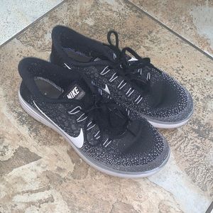 Black nike running shoes